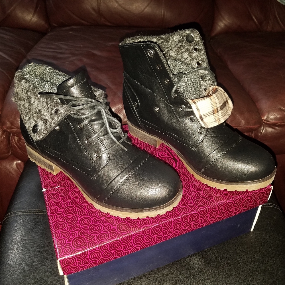 *NEW* "REFRESH" BOOTIES SIZE 8